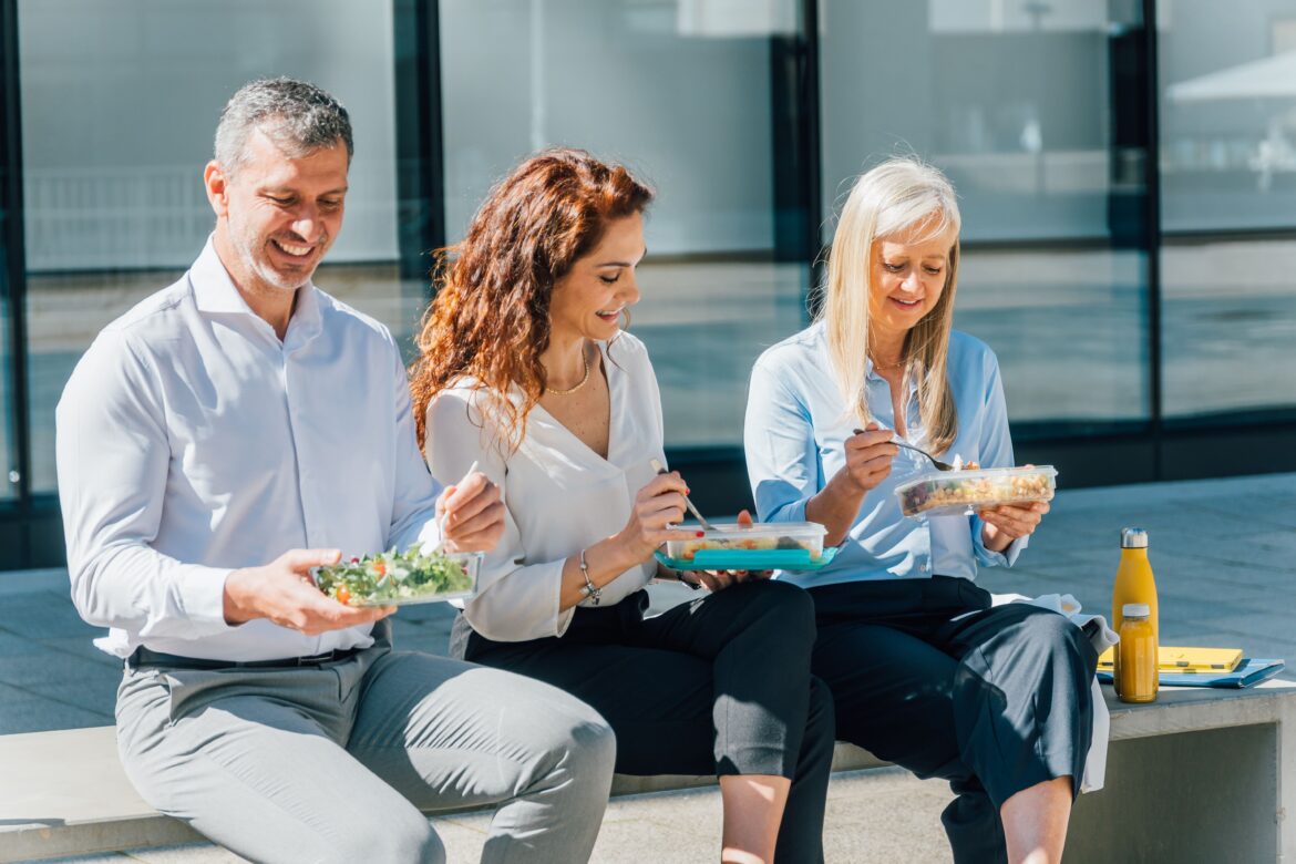 professional-team-eating-in-eco-friendly-container-2025-06-06-01-35-33-utc-min
